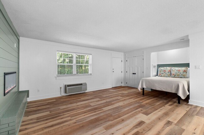 Building Photo - Special Offer: $500 Off First Full Month's Rent! 1 Bed, 1 Bath Apartment – Great Location & Ameni...