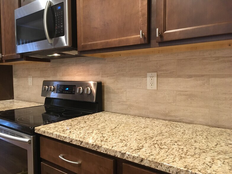 Building Photo - 16555 Dane Ct E