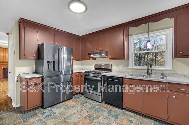 Building Photo - 350 Hughes Dr