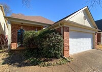 Building Photo - 3 Bedroom, 2 Bathroom Near Berry Hill & Hw...