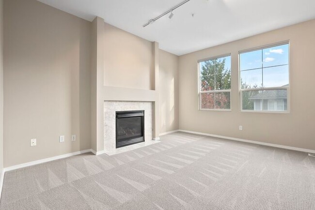 Building Photo - AIR CONDITIONED Townhome in Beautiful Summ...