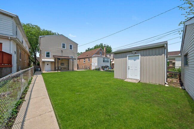 Building Photo - 3055 N Nordica Ave