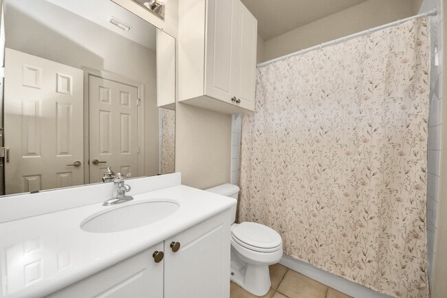 Building Photo - 825 Rosine St