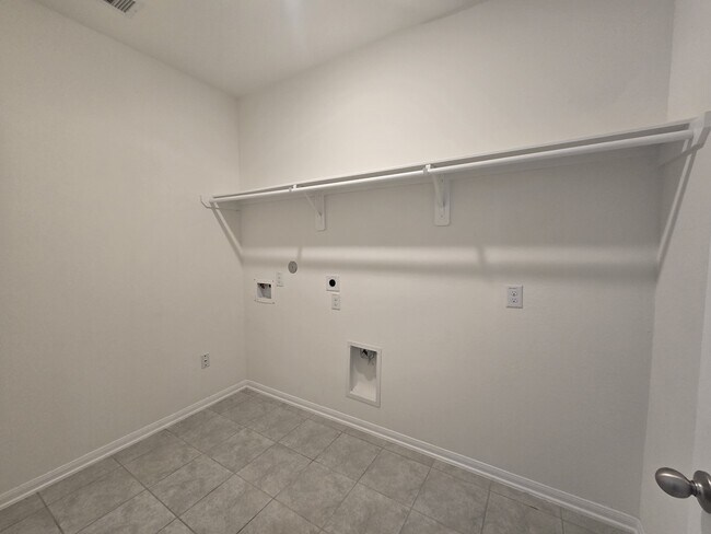 Building Photo - 7318 Parkview Dr