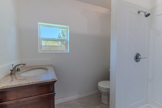 Building Photo - 608 High St