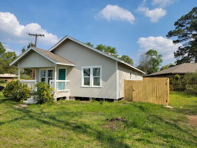 Building Photo - BEAUTIFUL RECENTLY REMODELED 3 BEDROOM 2 B...