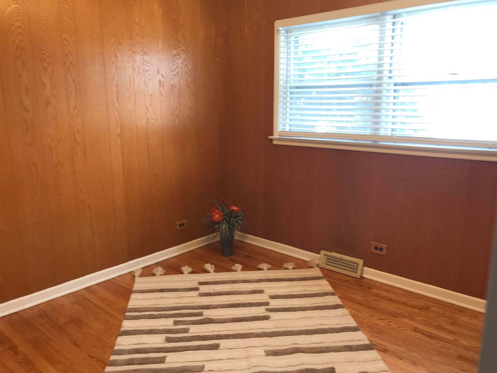 Building Photo - 782 N Van Auken St