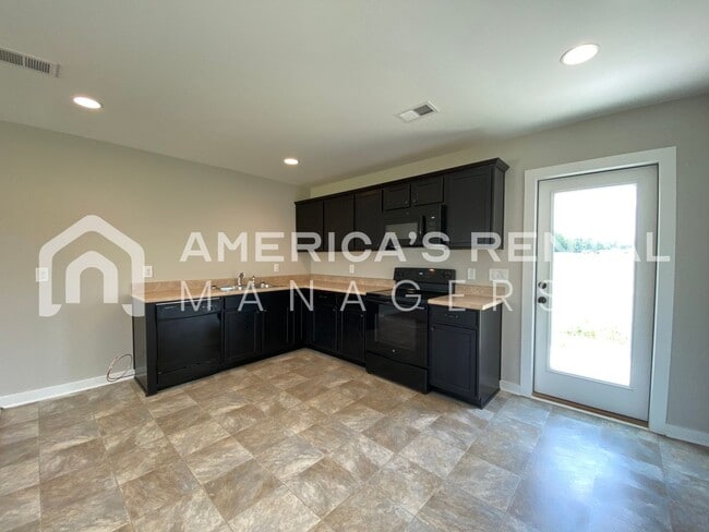 Building Photo - Home for Rent in Talladega, AL!!! Available to View!