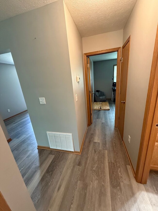 Building Photo - 650 Crest Dr