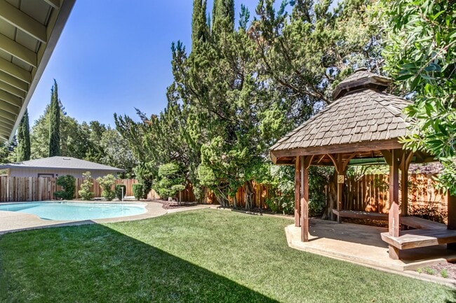 Building Photo - High-End 4-Bedroom Retreat | Designer Kitchen | Resort-Style Backyard & Pool!