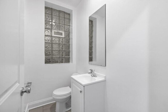 Building Photo - 3 bedroom in Chicago IL 60618