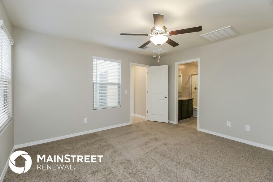 Building Photo - 3921 S 82nd Dr