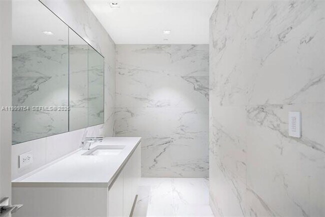 Building Photo - 1000 Biscayne Blvd