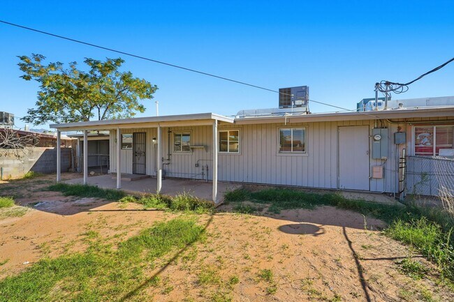 Building Photo - Beautifully Remodeled Home in a Central Tucson Location!