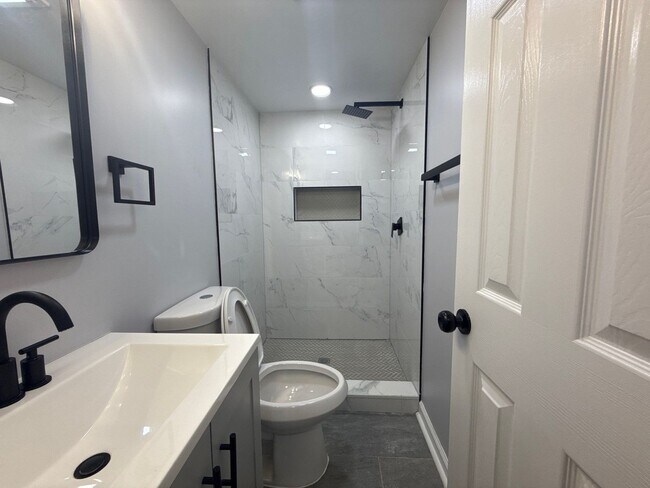 Building Photo - Three Bedroom House in Dundalk