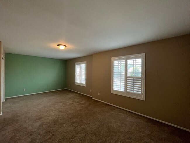 Building Photo - 4 Bedroom Home Near N McQueen Rd and E Cha...