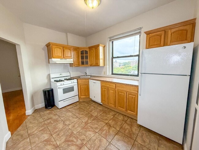 Building Photo - 553 E 188th St