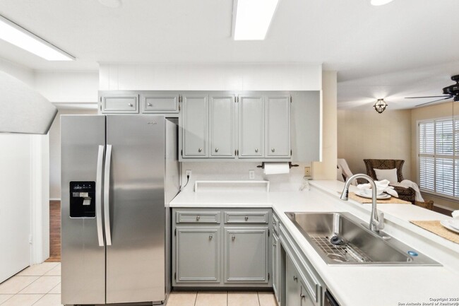 Building Photo - WHISPERING OAKS GARDEN HOME