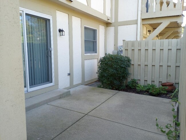 Building Photo - 110 Queens Cove