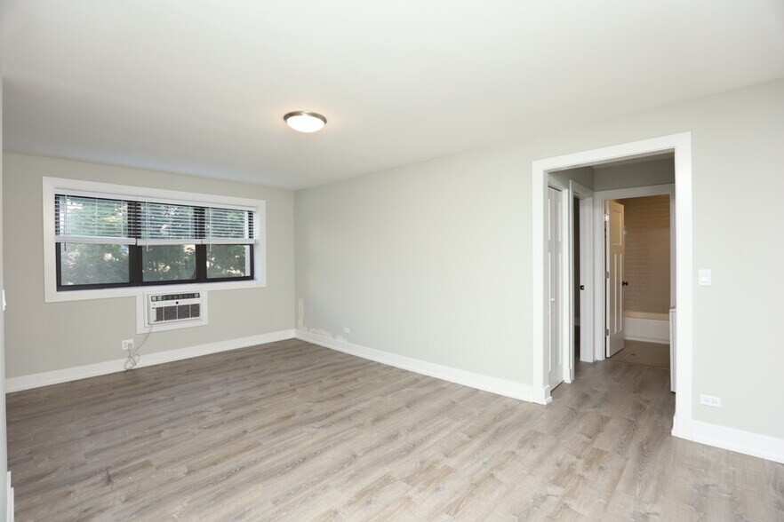 Building Photo - 533 W Surf St