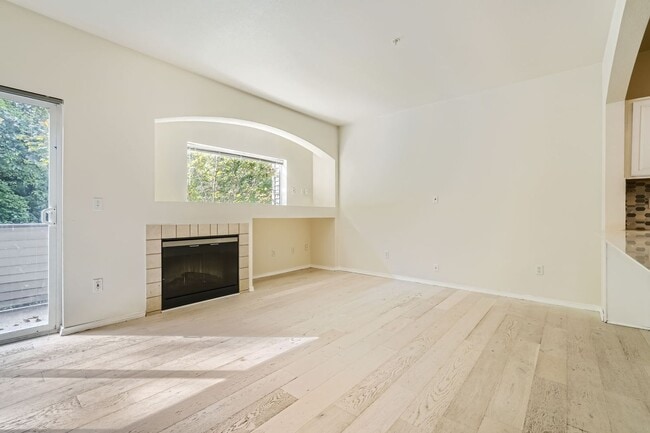 Building Photo - Gorgeous 3 Bed 2.5 Bath Condo @ The Desira...