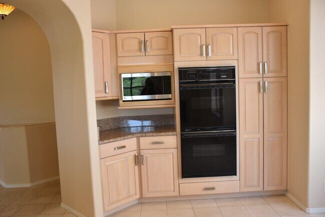 Building Photo - Gorgeous 4 bedroom single story home with ...