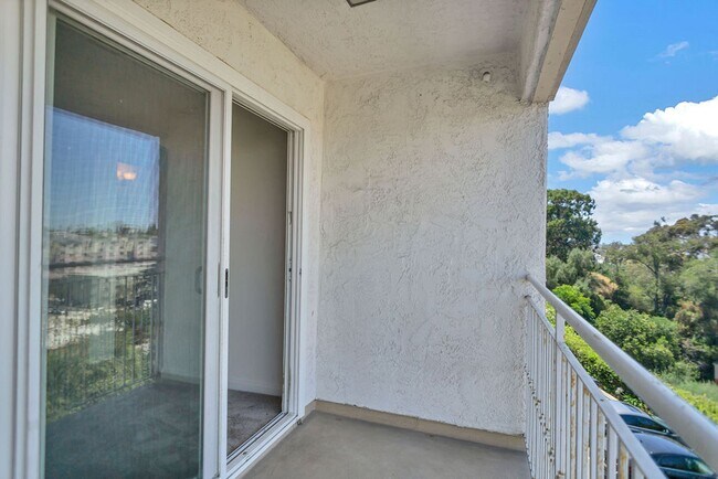 Building Photo - Great 2/1 condo close to SDSU and Colina D...