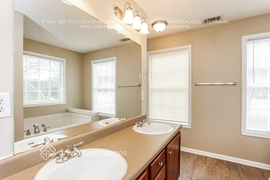 Building Photo - 225 Hedgewood Dr