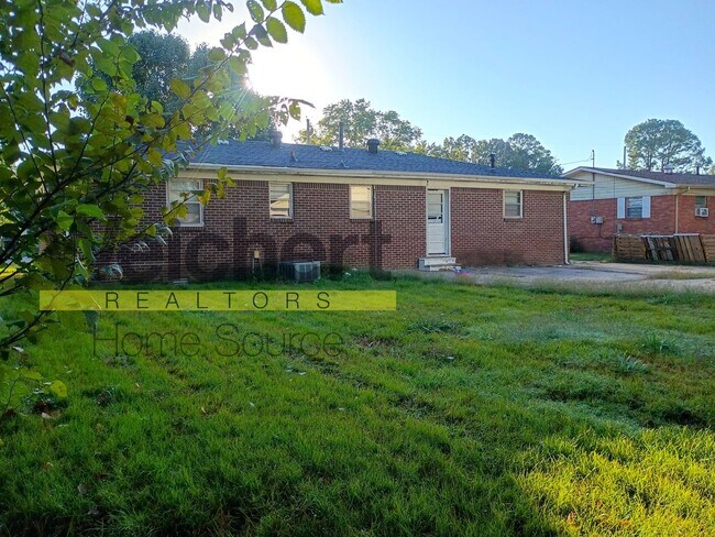 Building Photo - 3-Bed Home with Great Garage/Shop & Convenient Location