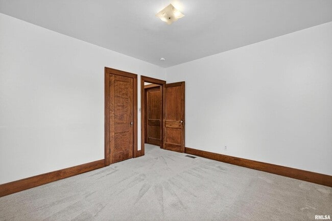 Building Photo - 318 W Columbia Ave