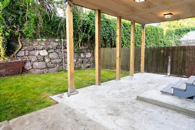 Building Photo - 17 Bickerton St