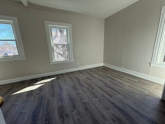 Building Photo - 68 Ash St