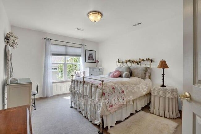 Building Photo - 2030 Silver Creek Dr