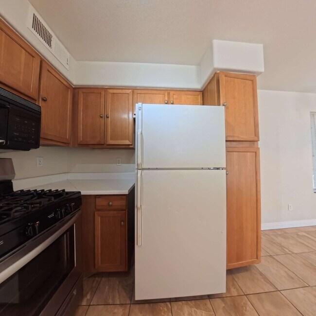 Building Photo - 3 Bedroom | 2nd Floor | Laminate Floors | Gated Community