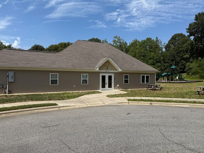 Building Photo - Never loved in Model Homes