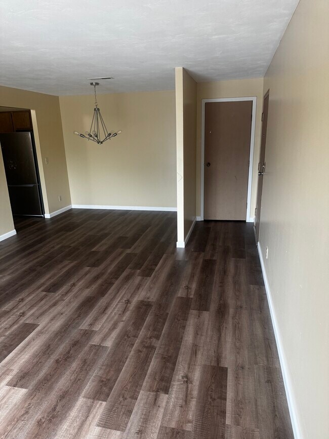 Building Photo - 4999 Mercedes Dr