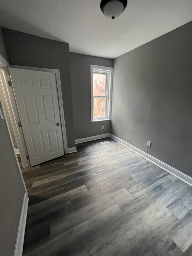 Building Photo - 114 N Yewdall St