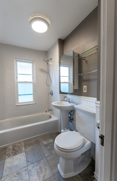 Building Photo - 118 Newburg St