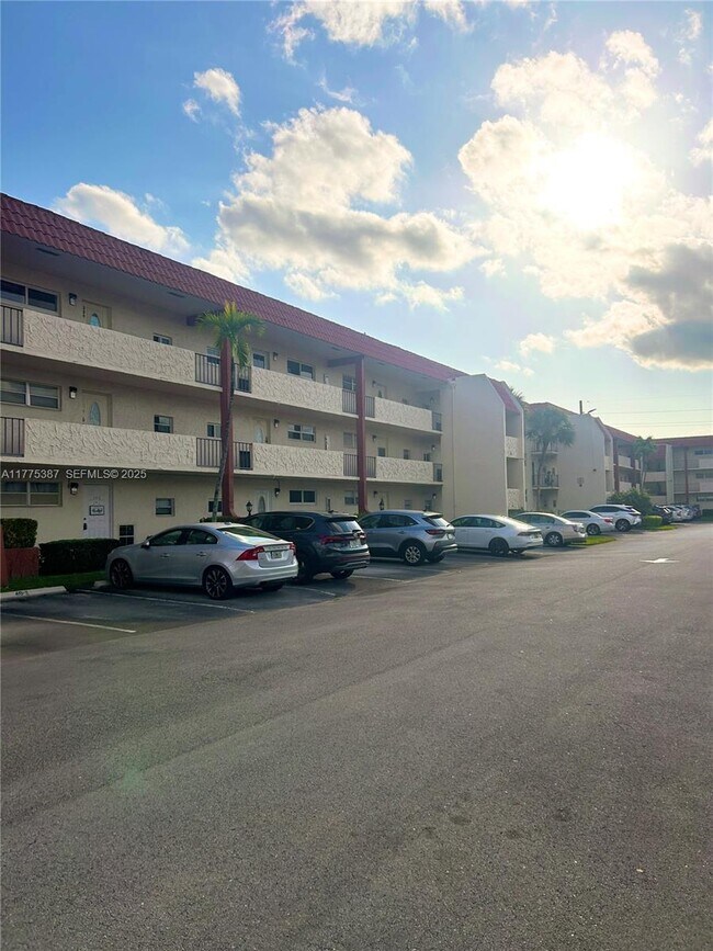 Building Photo - 361 S Hollybrook Dr