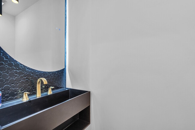 Building Photo - 623 Echo Ln