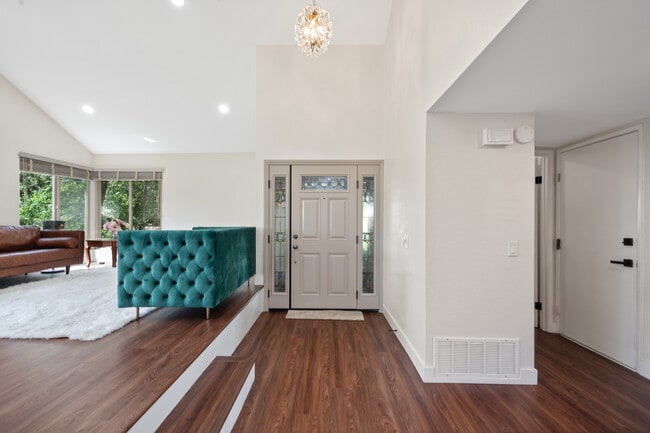 Building Photo - 124 Sequoia Ct