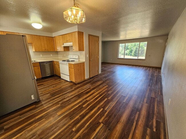 Building Photo - Nice Country Home with Mountain Views