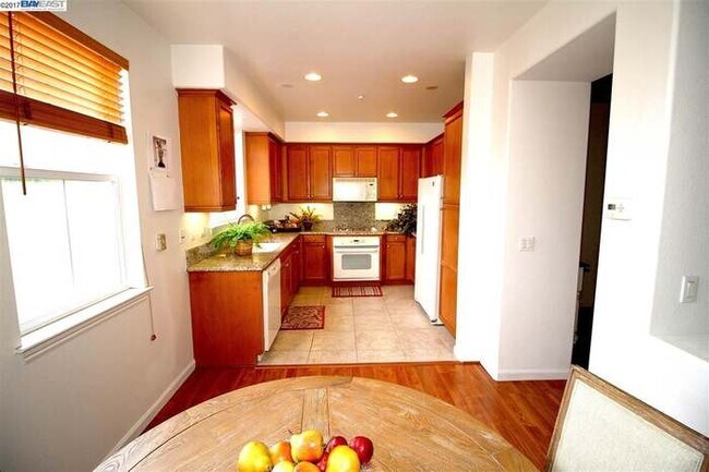 Building Photo - 467 Pariso Terrace