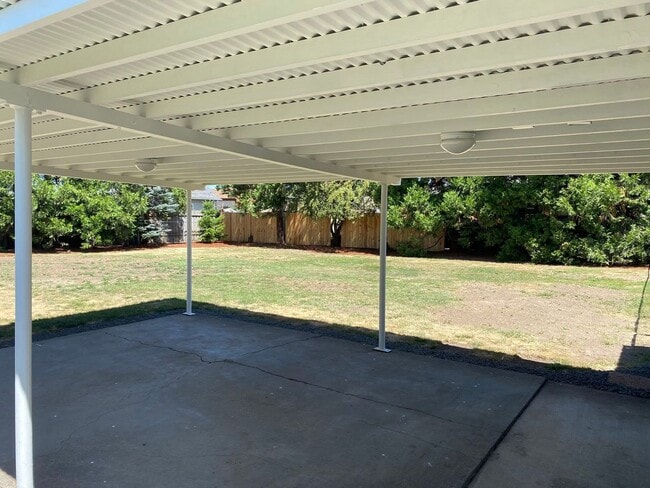 Building Photo - Gorgeous Fully Remodeled Three Bedroom Hom...