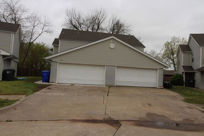 Building Photo - 1712 Jennifer Cir