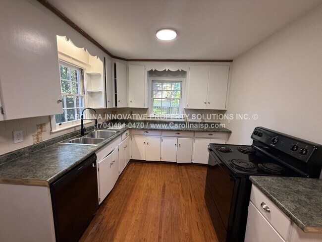 Building Photo - 1102 Ebenezer Ave Ext