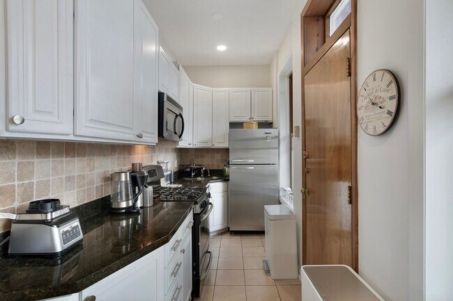 Kitchen (much more spacious than it looks) - 1144 W Schubert Ave