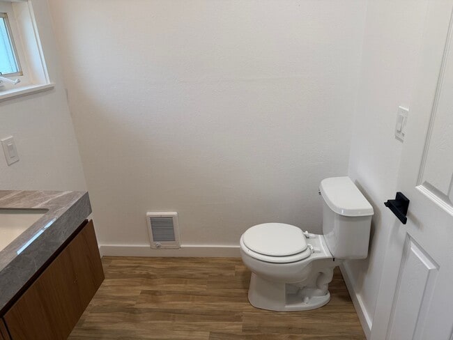 Building Photo - Luxury 1 bedroom 1 bath duplex in a great neighborhood!