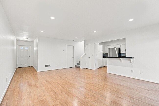 Building Photo - 320 Grapevine Pl