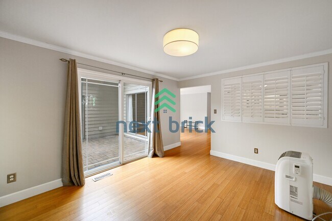Building Photo - "Charming 3-Bedroom Bellevue Retreat: Cozy Comfort & Ideal Location!"